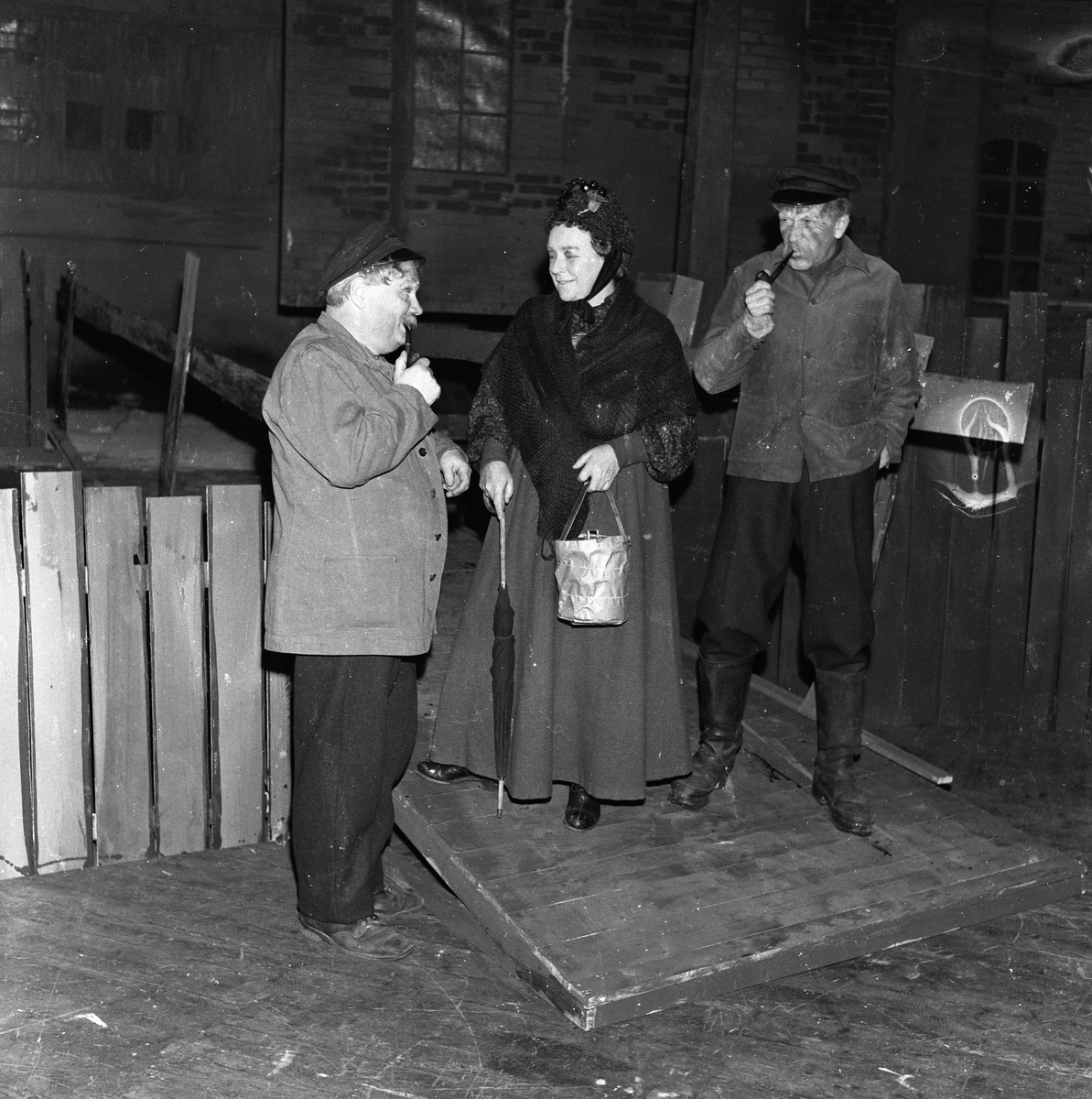 Oppsetning av "Ungen" på Folketeatert med bla. Raghild Hald, Erling Lindahl og Birger Løvaas. Fotografert 21.10.1957.