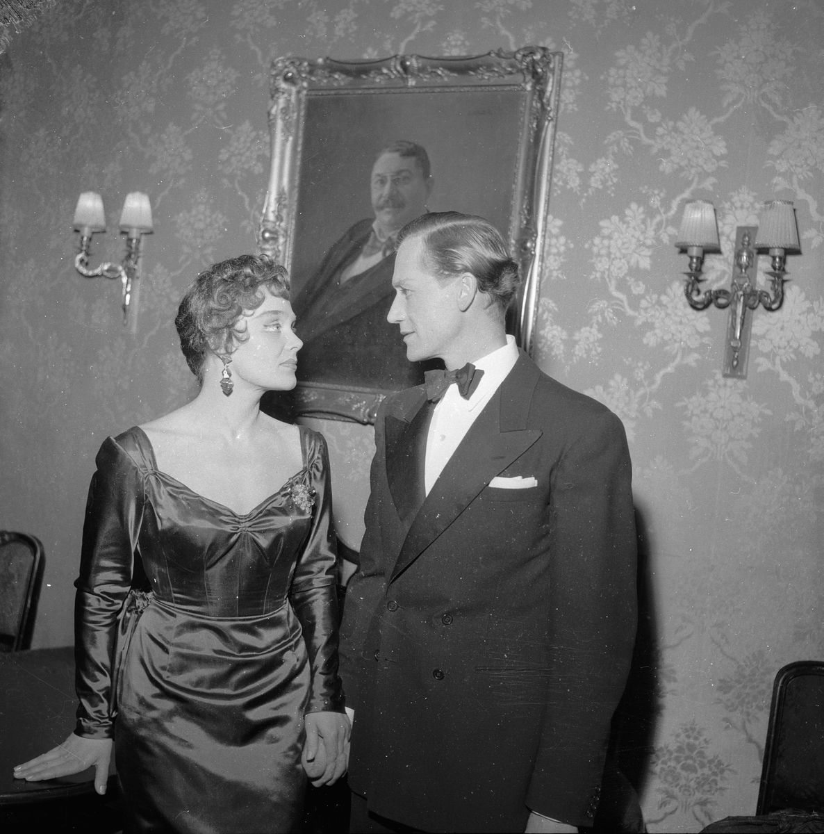 Fra teaterforstillingen "Uretten" med Liv Strømsted og Knut Wigert på Nationaltheatret. Fotografert 9. januar 1955.