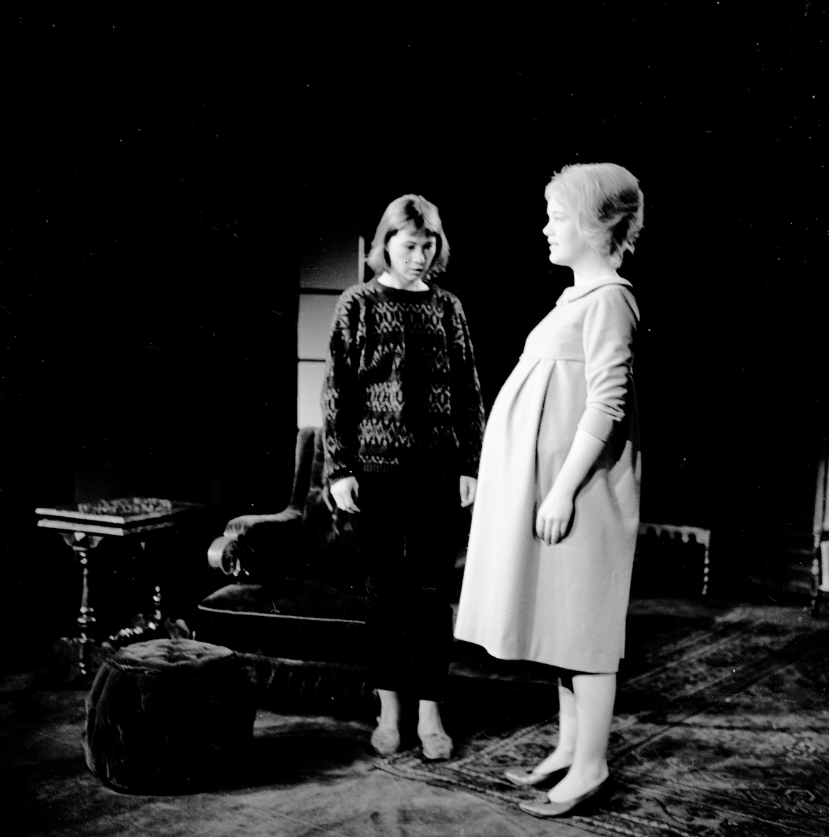 Fra teaterforstillingen "Våre torsdager" på Nationaltheatret - Amfiscenen. To kvinner på scenen. Fotografert 18. mars 1965.