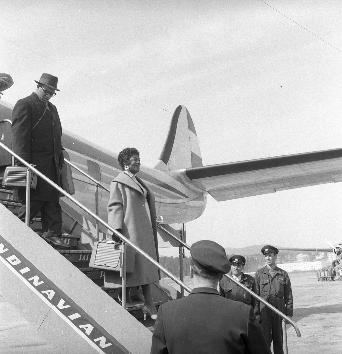 Sangere til oppsetning av "Porgy and Bess" på Folketeatret. Sangeren Martha Flowers kommer ut av et fly på Fornebu. Fotografert april 1956.