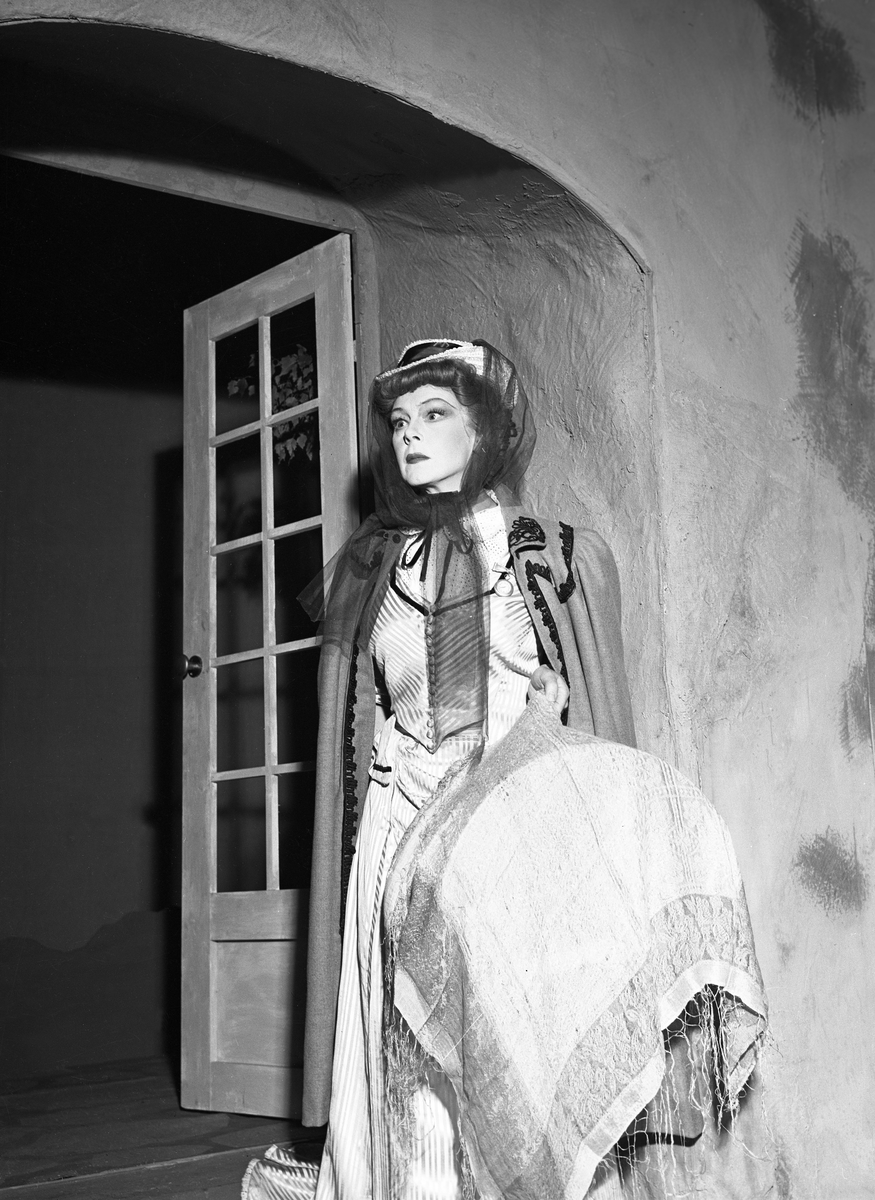 Skuespiller Tordis Maurstad i rollen som Julie i teaterstykket "Frøken Julie" på Det norske teatret.
