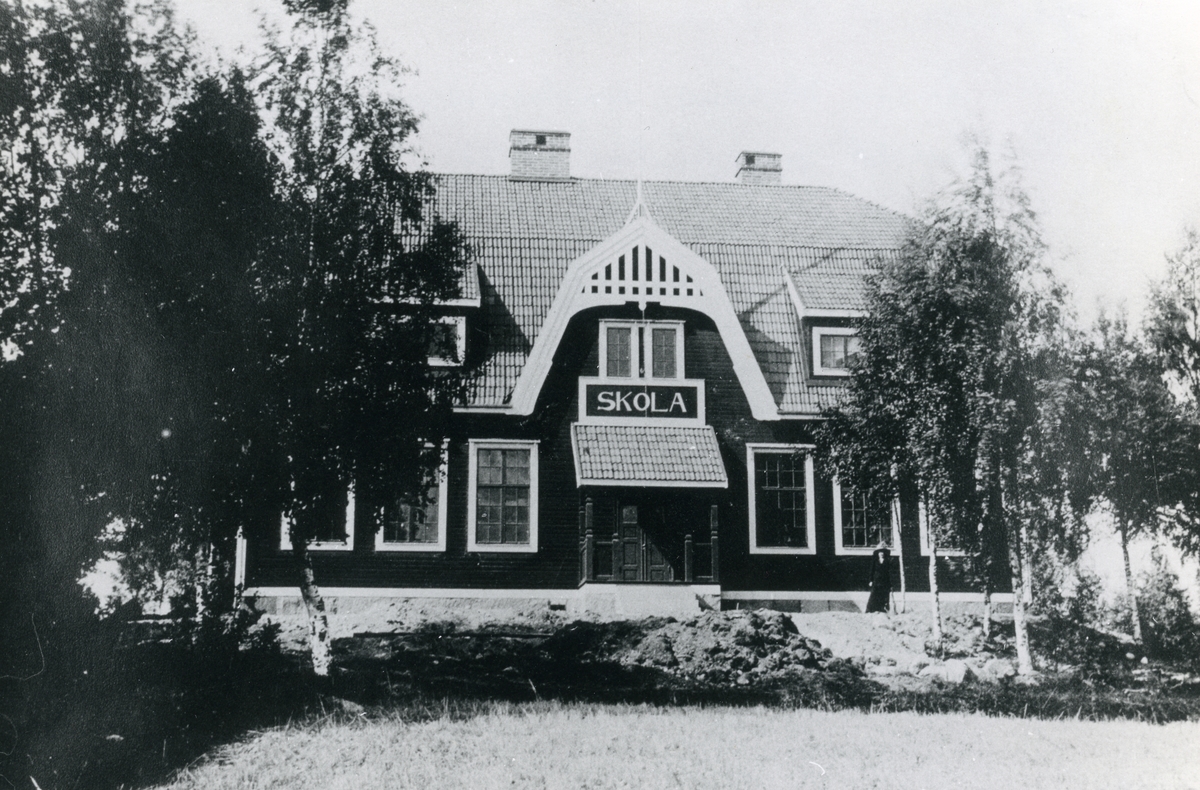 Yllesta, Kolbäck sn.
Skolbyggnad uppfört 1910, enligt byggnadsritningar av Arvid Grane 1909.