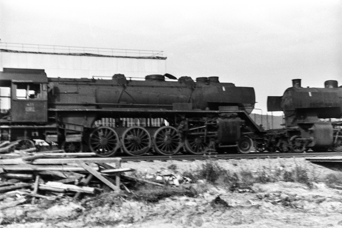 Utrangert damplokomotiv type 49c nr. 471 venter på opphugging ved Norsk Jernverk i Mo i Rana.