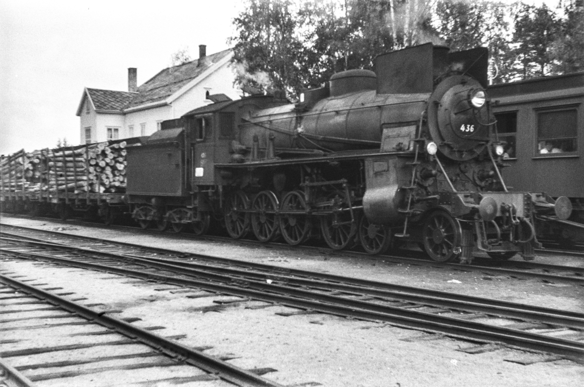 Damplokomotiv type 26c nr. 436 med godstog fra Tynset til Hamar, tog 5292, på Rena stasjon.