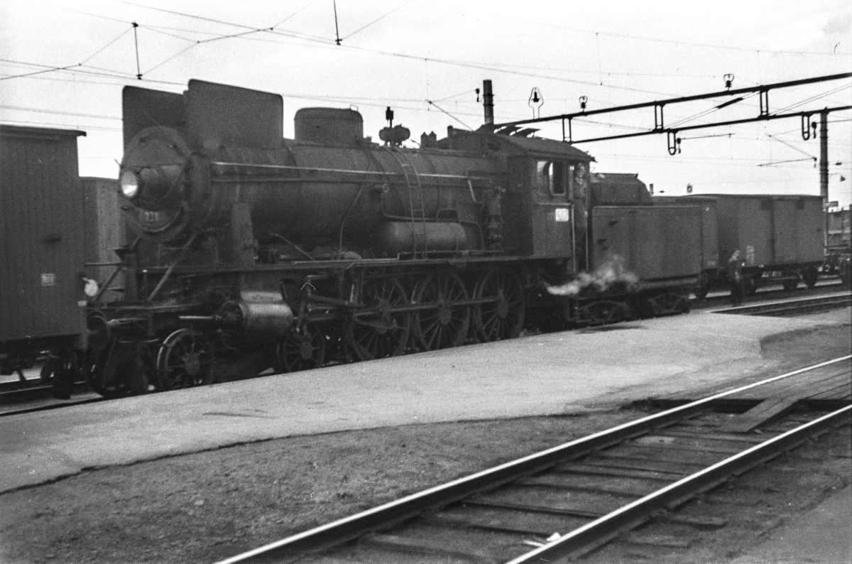 Damplokomotiv type 30a nr. 271 med godstog på Hamar stasjon.