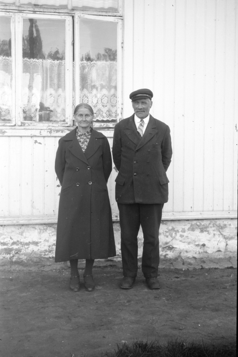 Portrett av Simonette og Johan Hansen, tatt utenfor et hus.