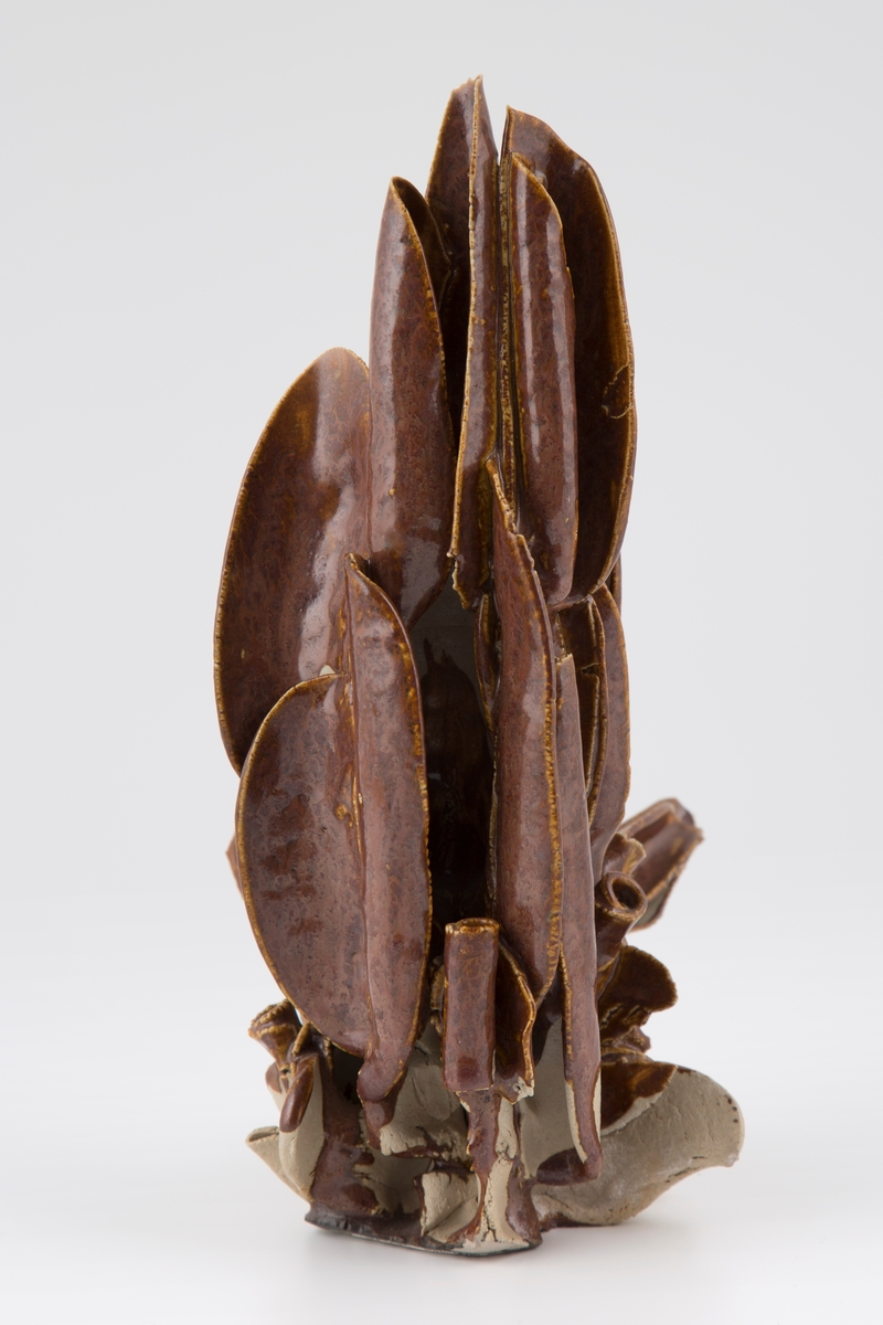 Nonfigurativ, abstrakt skulptur som søker å representere en enhet av planteliv og menneske.