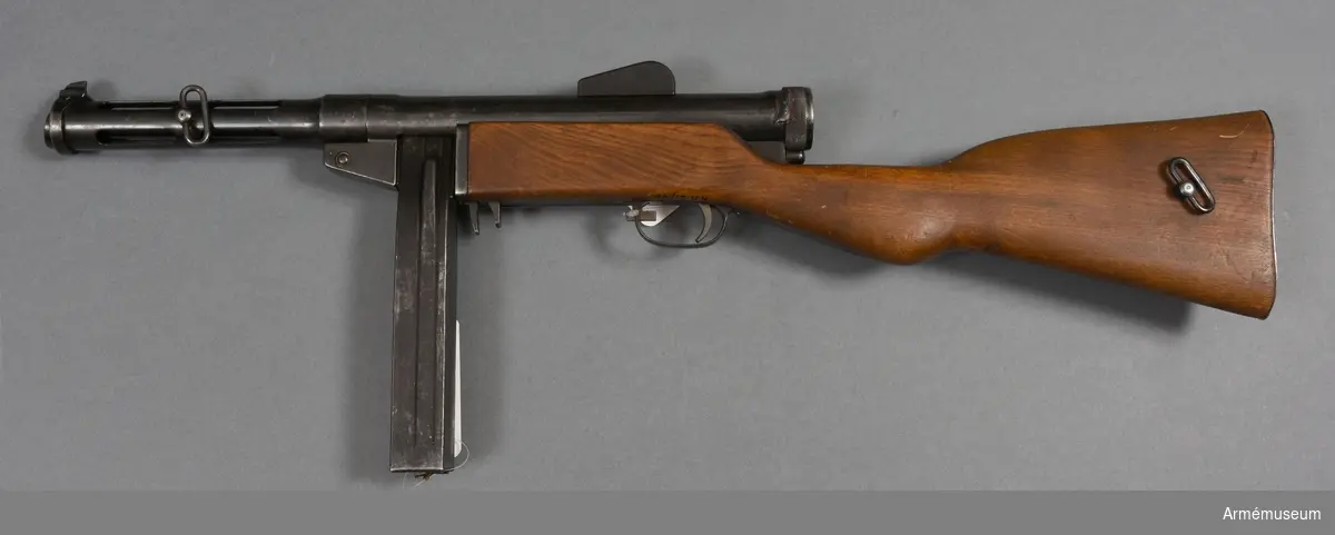Grupp E IV c.
Samhörande kulsprutepistol m/1937-39, rem, 4 magasin, magasinsfyllare, läsksnöre, borstviskare, oljedosa, hylsfångare.