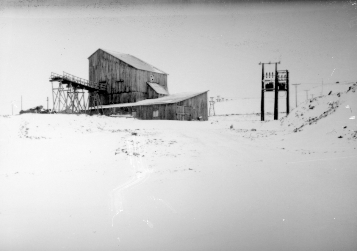 Sjakthuset og taubanestasjonen på Olavsgruva sett fra øst