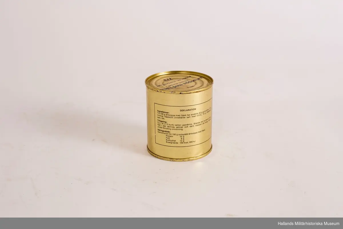 En konservburk som innehåller ärtsoppa med fläsk. Burk av metall, guldfärgad. Svart text på lock och burk. Med deklaration och tillagningsanvisning.  Burken innehåller 310 g.