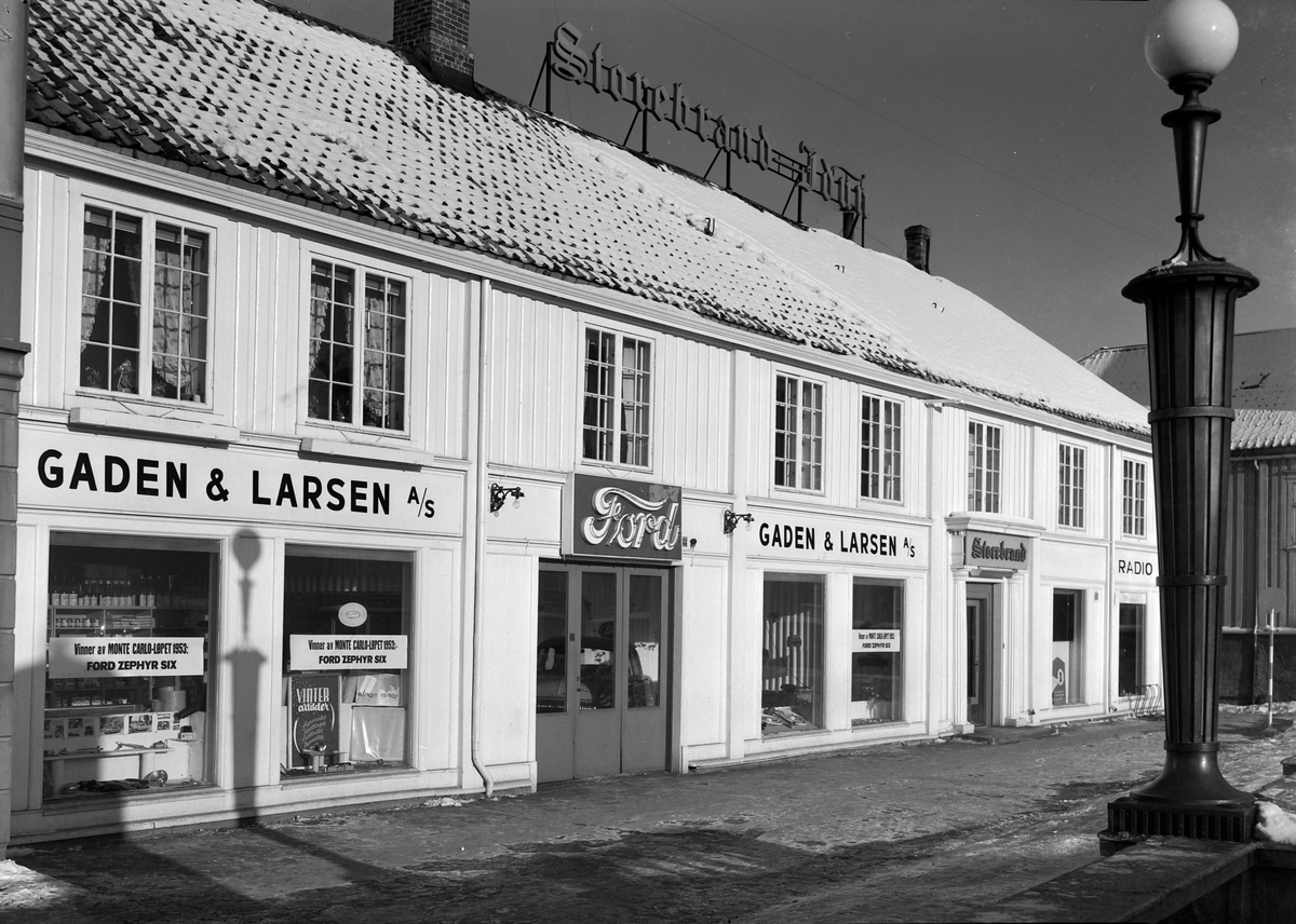 Gaden & Larsen, forretning på Torvet