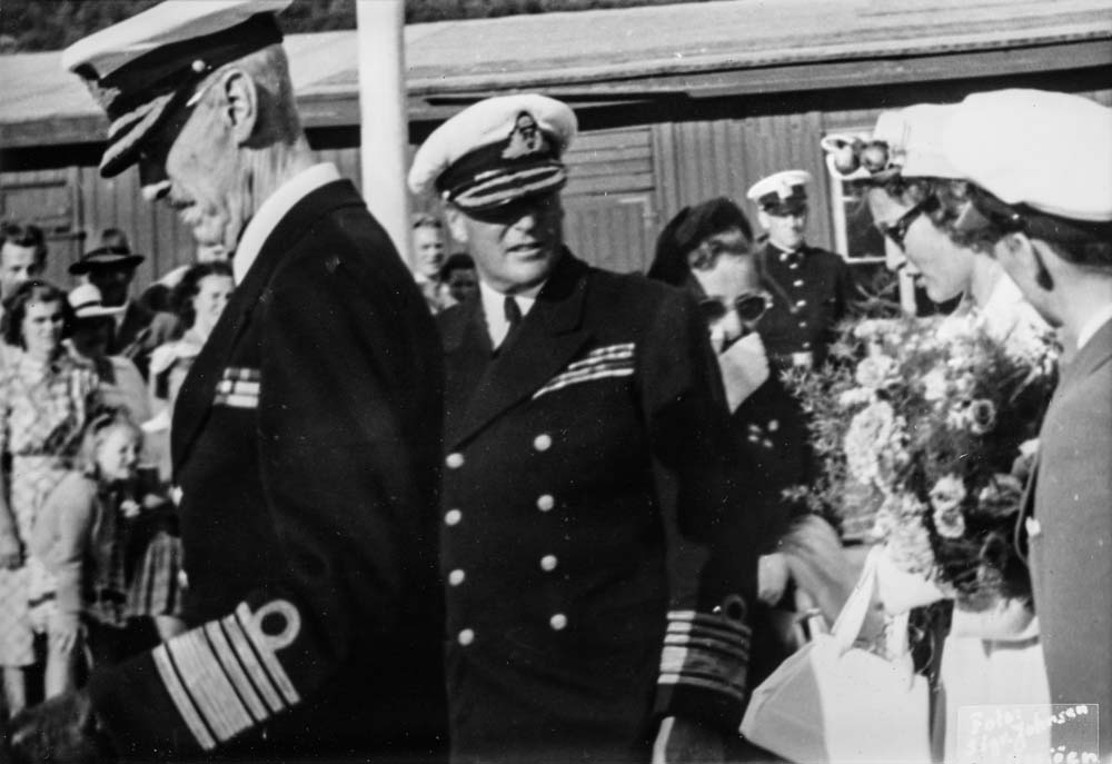 Postkort av Kong Haakon VII, Kronprins Olav, Prinsesse Ragnhild, og Prinsesse Astrid på kongebesøk i Mosjøen i 1950. Folkemengde.