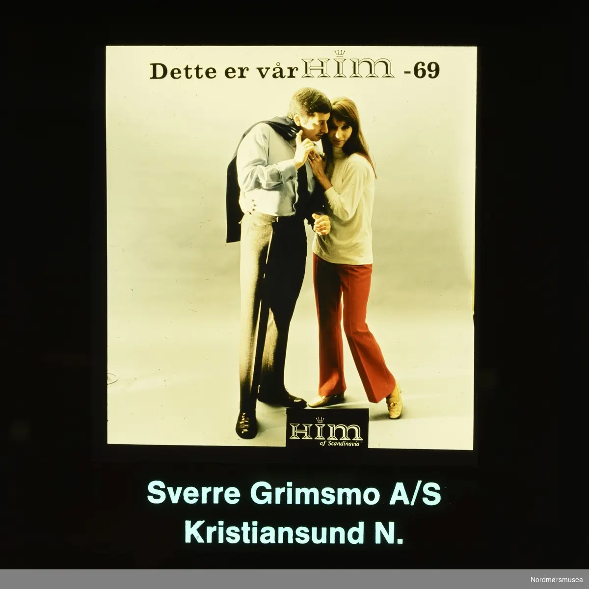 "Dette var HIM-69. HIM of Scaninavia. Sverre Grimsmo A/S. Kristiansund N." Fra en samling med kinoreklame i Kristiansund. Giver er Erling Sæther. Fra Nordmøre museums fotosamlinger.