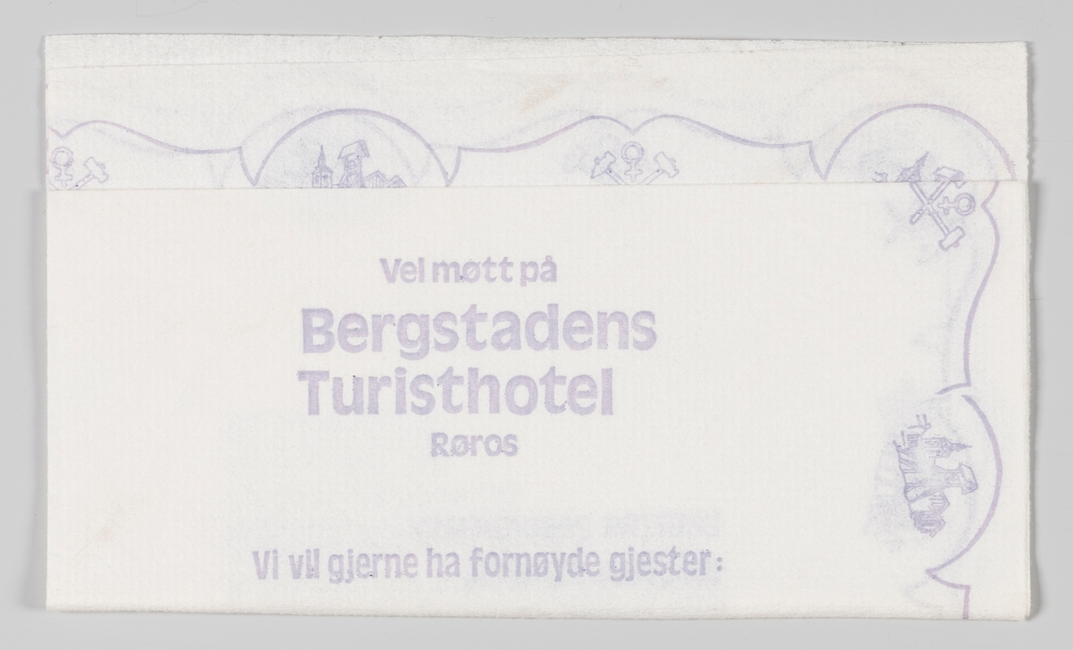 Silhuetten av byen Røros og et logo med to hamre og et tegn for kobber og en reklametekst for Bergstadens Turisthotel og Stripa Discotek på Røros. 

Bergstadens Hotel er et tradisjonsrikt hotell som er plassert midt i Verdensarvbyen Røros.