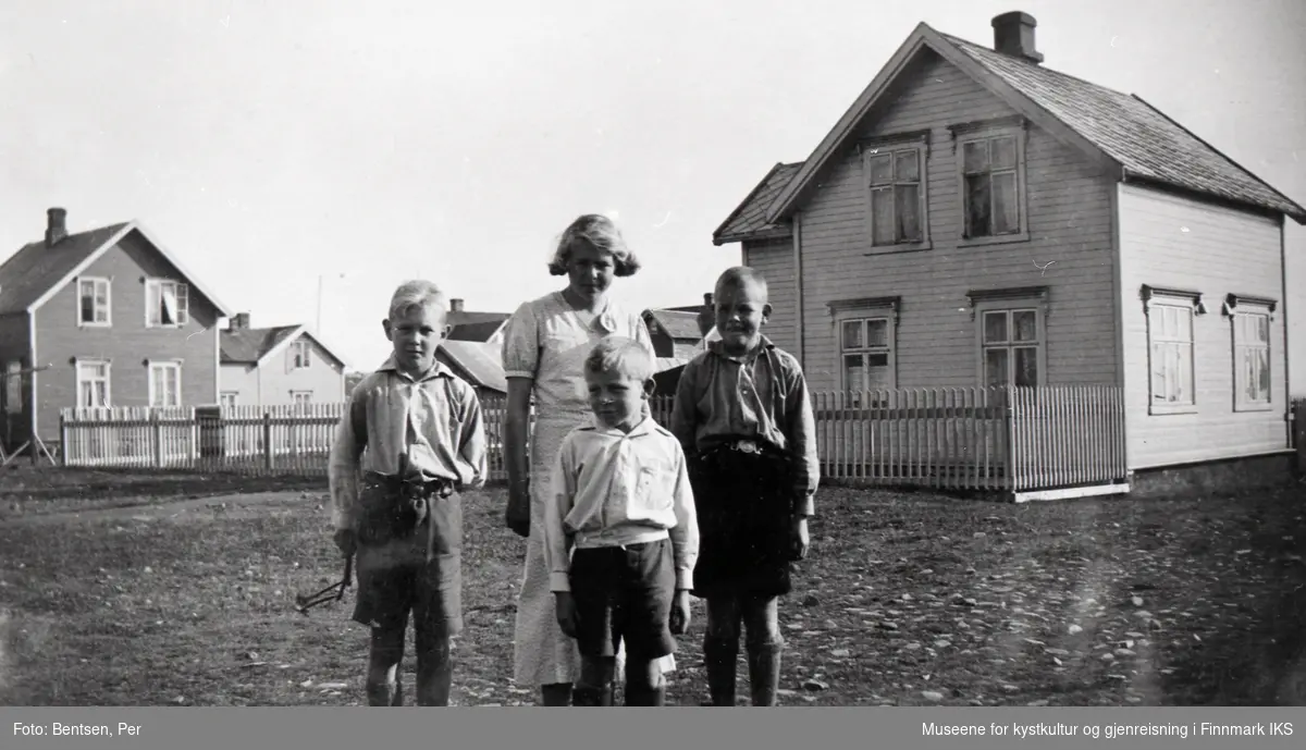 Honningsvåg. Bebyggelse på Klubben. I forgrunnen apoteker Per Bentsens barn: Andreas, Gyda, Ted og Per Aksel. 1933.