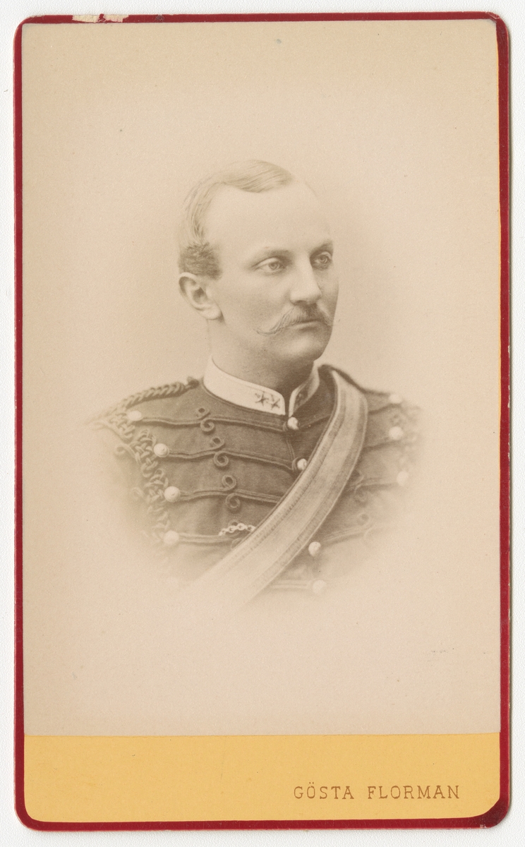 Porträtt av Waldemar Christian Dyrssen, löjtnant vid Wendes artilleriregemente A 3.

Se även bild AMA.0002084 och AMA.0007087.