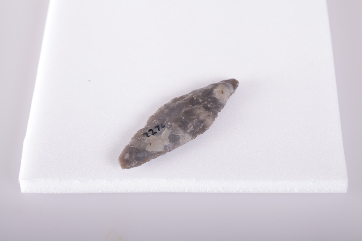 Flintspiss, spydspiss nærmest type R. 69, funnet i Totenvika