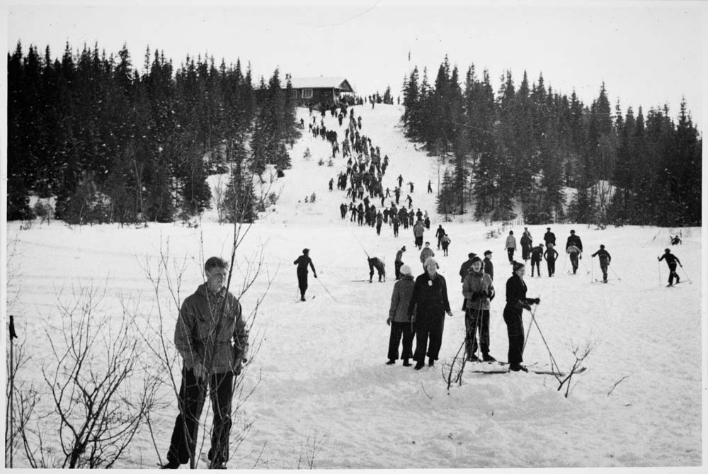 Masse folk på ski i Andåsen. Hytta på åsen.