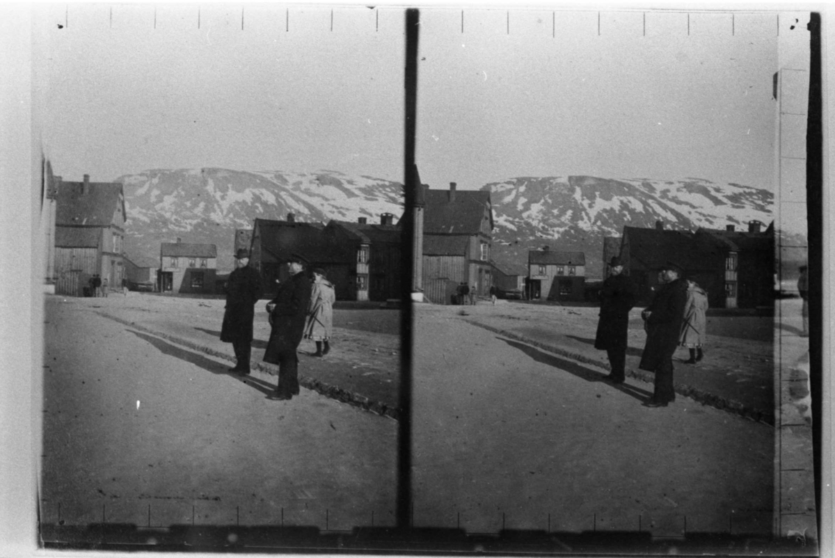 Repro av stereoskopisk bild med Nils Ekholm till vänster och okänd man i Tromsö. Oklart om det från resan till eller från Spetsbergen.