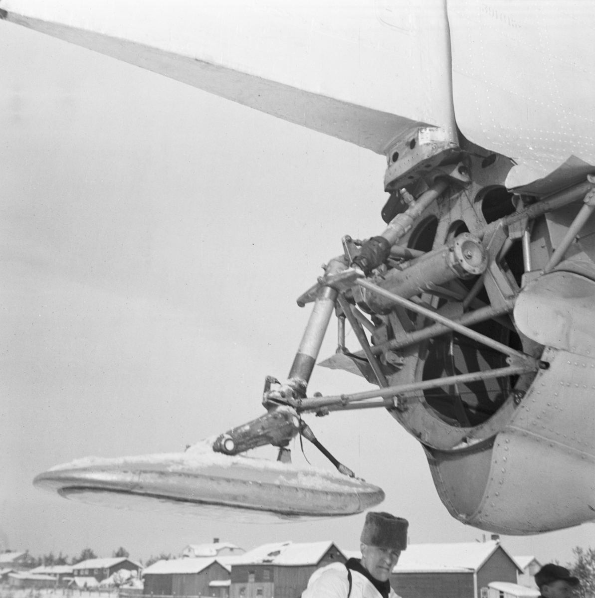 Närbild av flygplansdel av nedskjutet sovjetiskt flygplan DB-3 vid Svenska frivilligkåren i Finland, F 19.