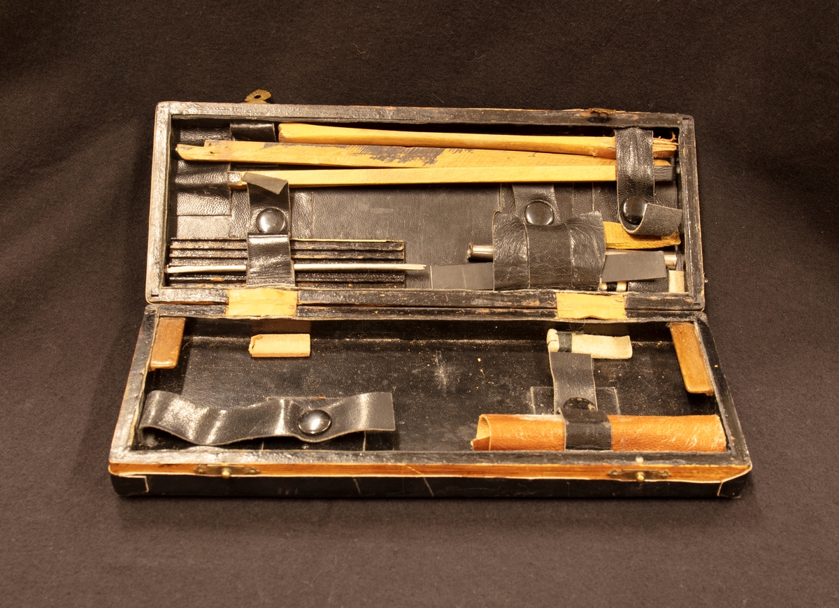 Hemmatillverkad låda med diverse verktyg för pianostämning.