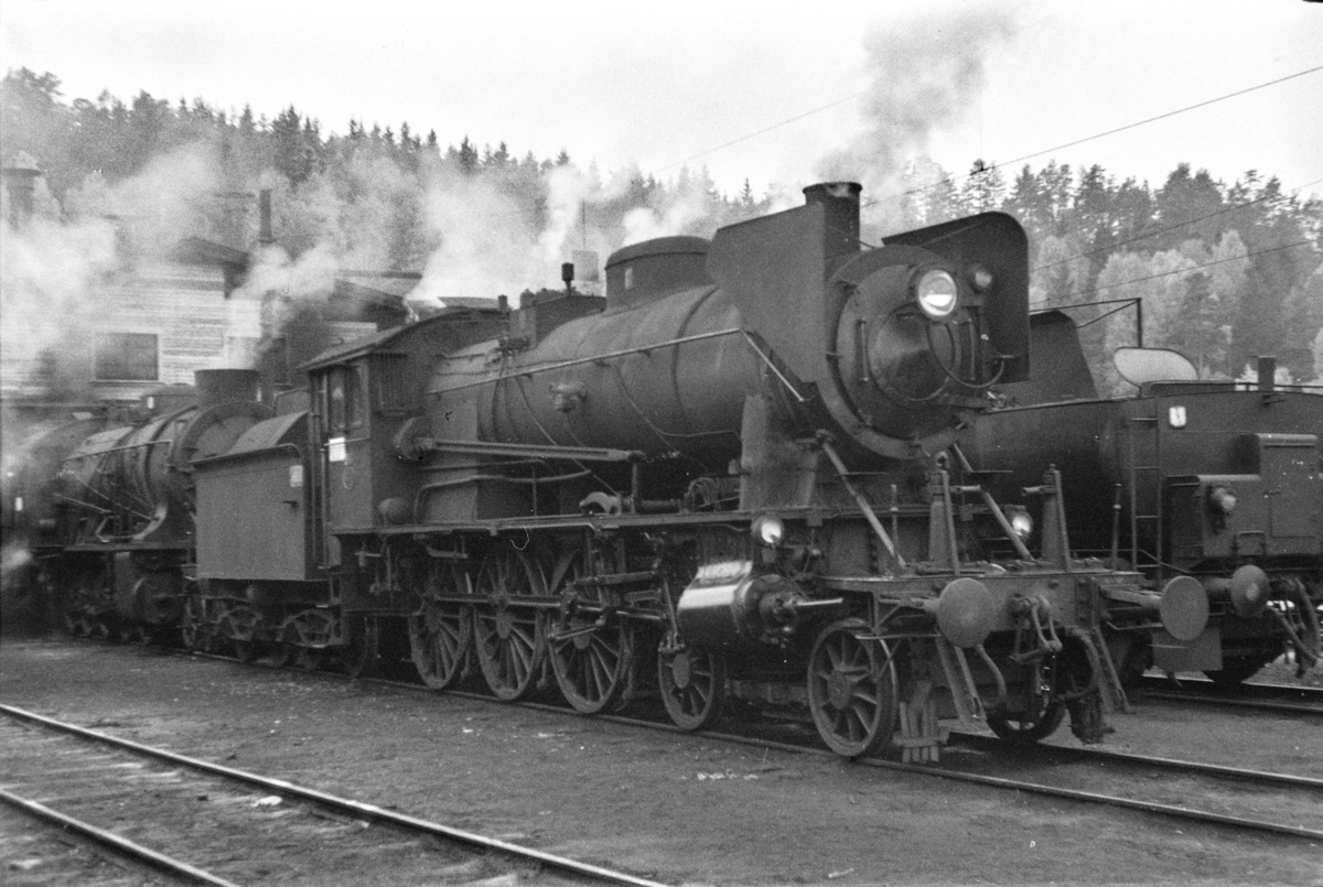 Damplokomotiv type 30b nr. 316 ved lokomotivstallen på Hønefoss stasjon.