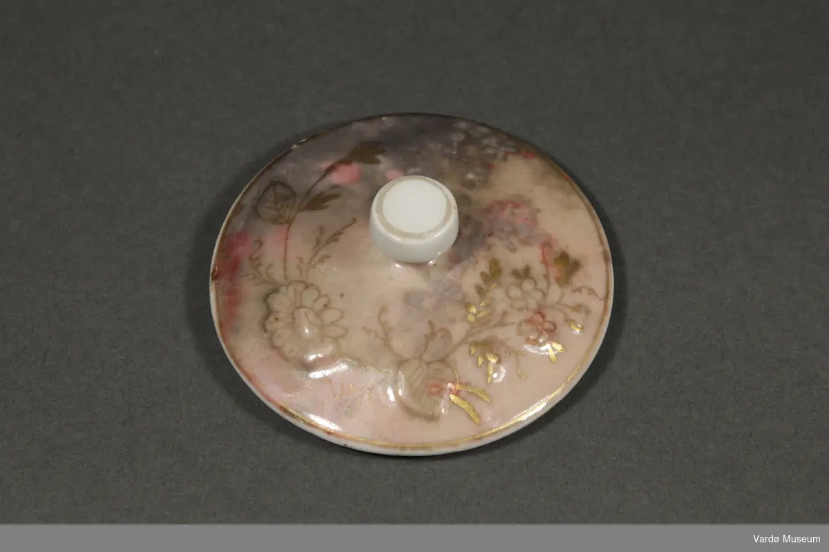 Lokk i porselen, en av 26 deler i et pomorservise.