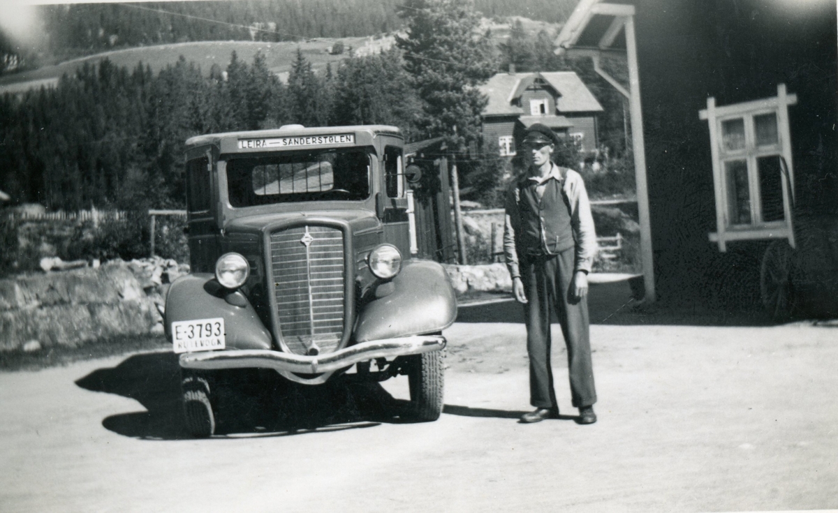 Rutevogn E-3793 (Indiana, truleg 1936 modell) gikk i rute Sanderstølen -Leira. Ved sida av bilen Ingvald Hauge, postmann i Tisleiadalen.