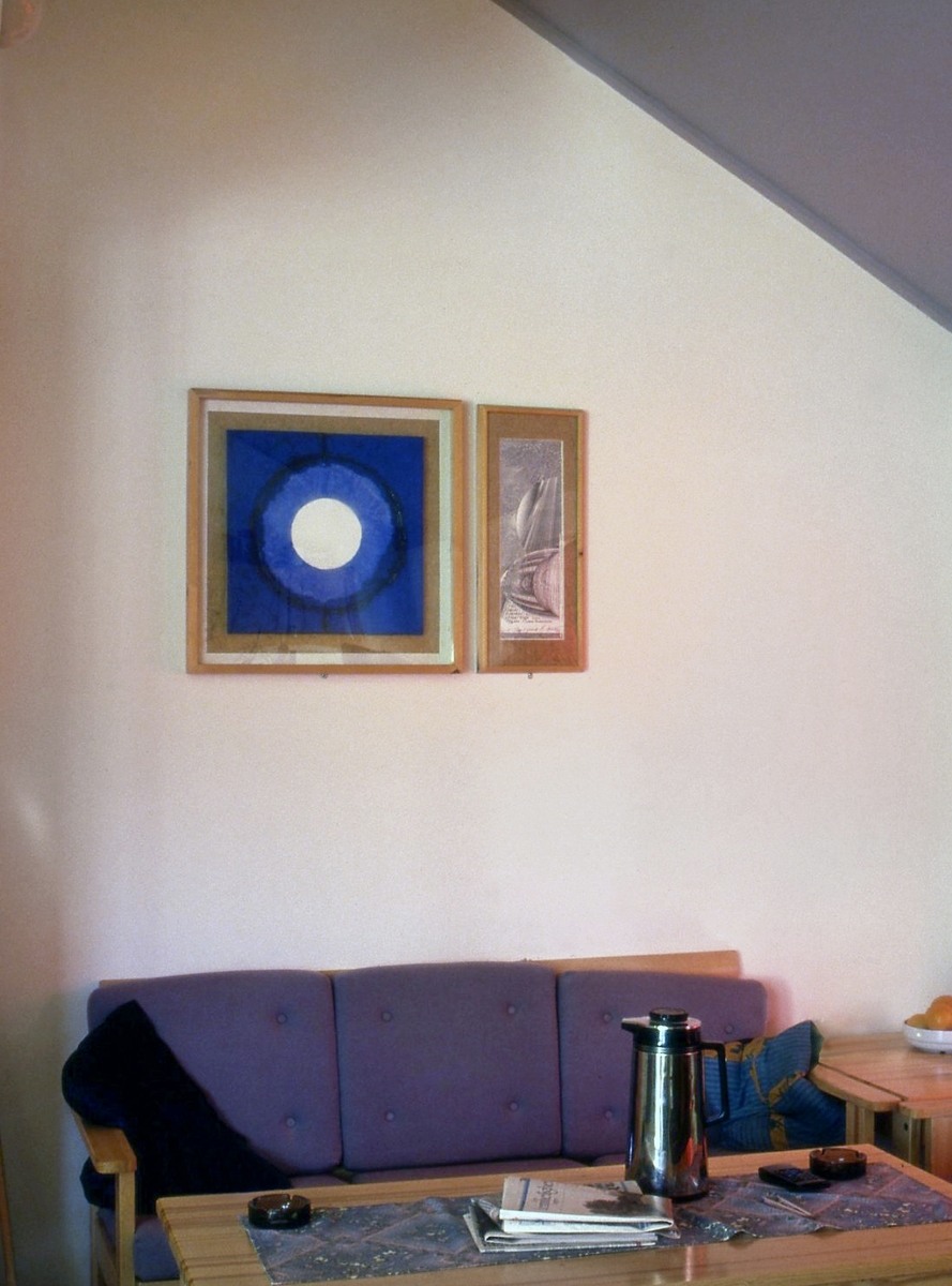 Arbeidet består av to bilder, et maleri med blått sirkelmotiv og et grafisk trykk. Disse inngår i en utsmykking på 6 arbeider.