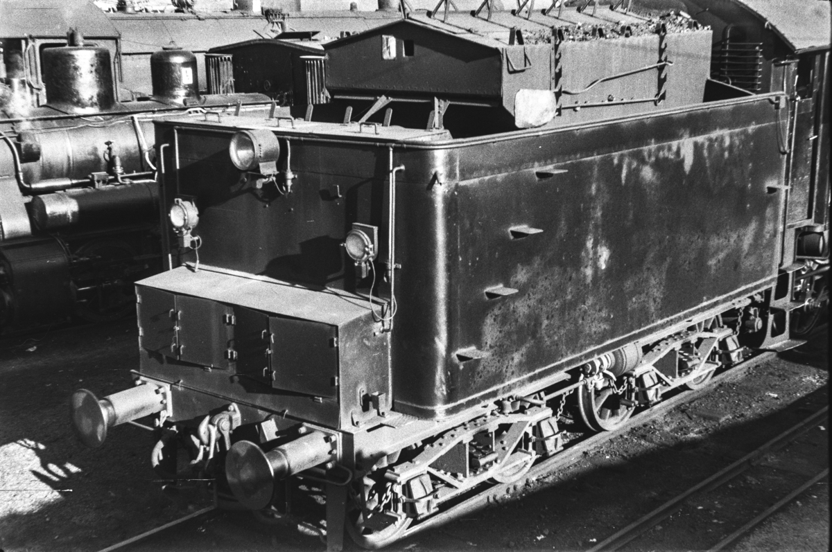 Damplokomotiv type 31a nr. 320 (tenderen) ved lokomotivstallen i Bergen.