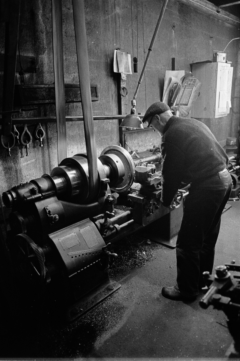 Fabrikör Karl-Gustav Johansson svarvar ett linhjul vid stora svarven, Enköpings Kvarnstensfabrik, Bangårdsgatan 13, Enköping, Uppland 1984