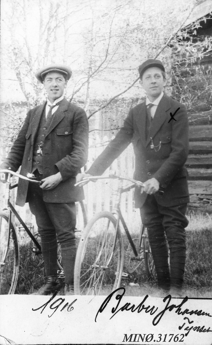 To menn med sykkel. Barberer Johansen til høyre