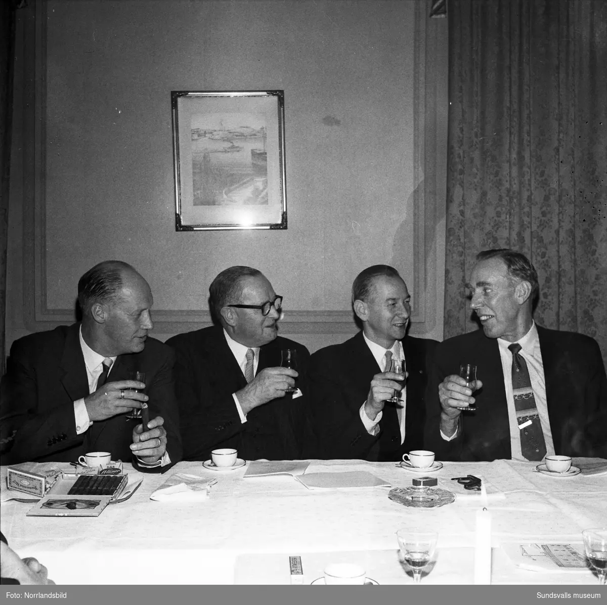 Taklagsfest på restaurang Runan med fyra skålande herrar.