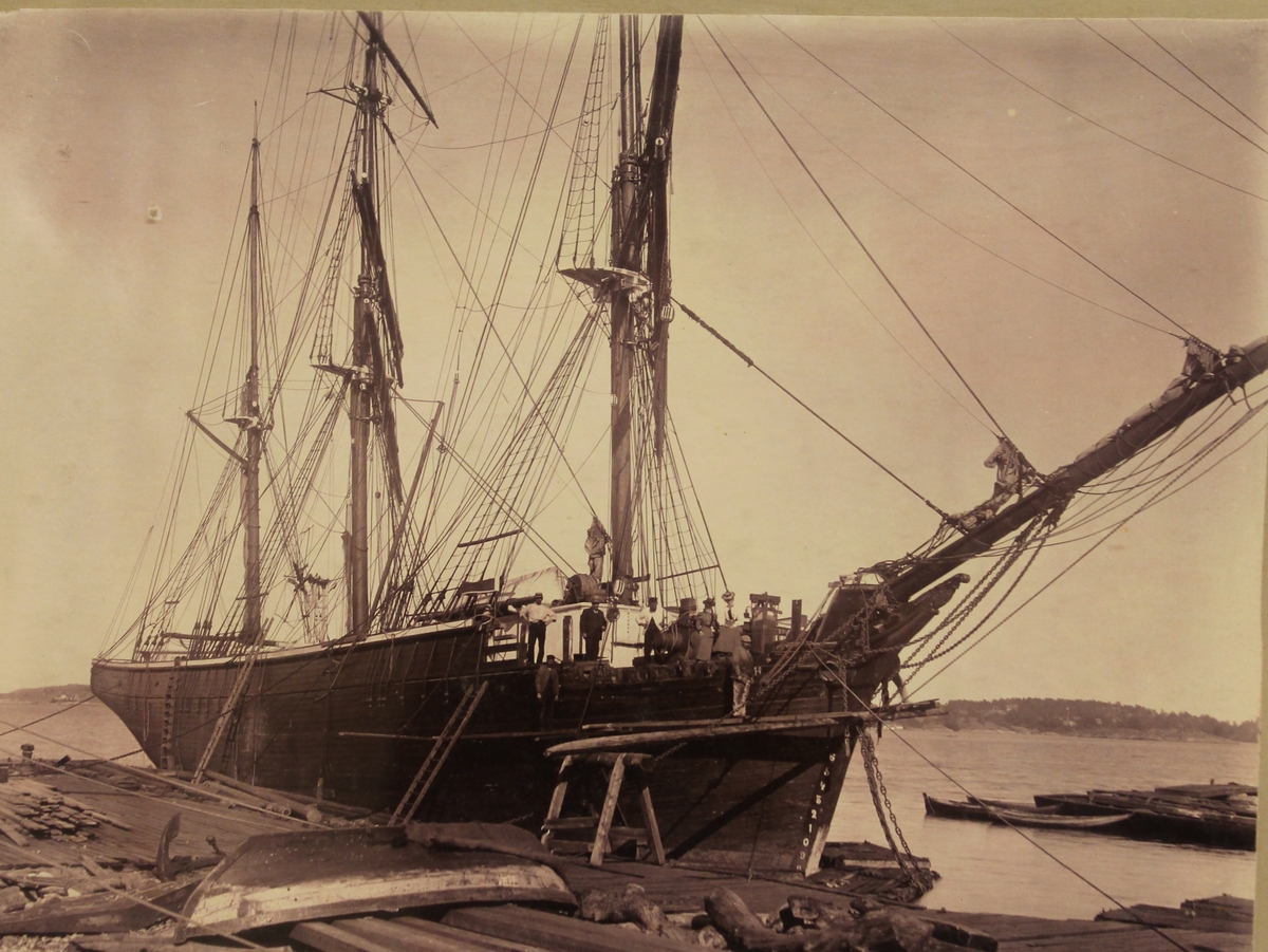 Bark "Kong Sverre" etter kollisjonen med S/S Ocean of London 02.05.1899. Ligger til reparasjon på Larsens Verft.