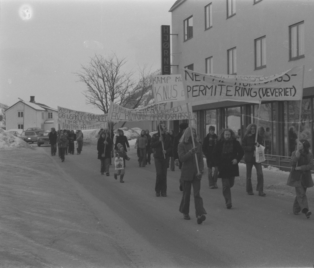 Protestmarsj på Kvinnedagen 8 Mars 1976. I Strandgata utenfor Haugans Hotell.