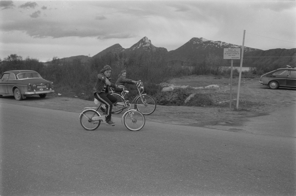 Barn på sykler utenfor Sandnessjøen Videregående Skole. I forbindelse med trimløp på sykkel.