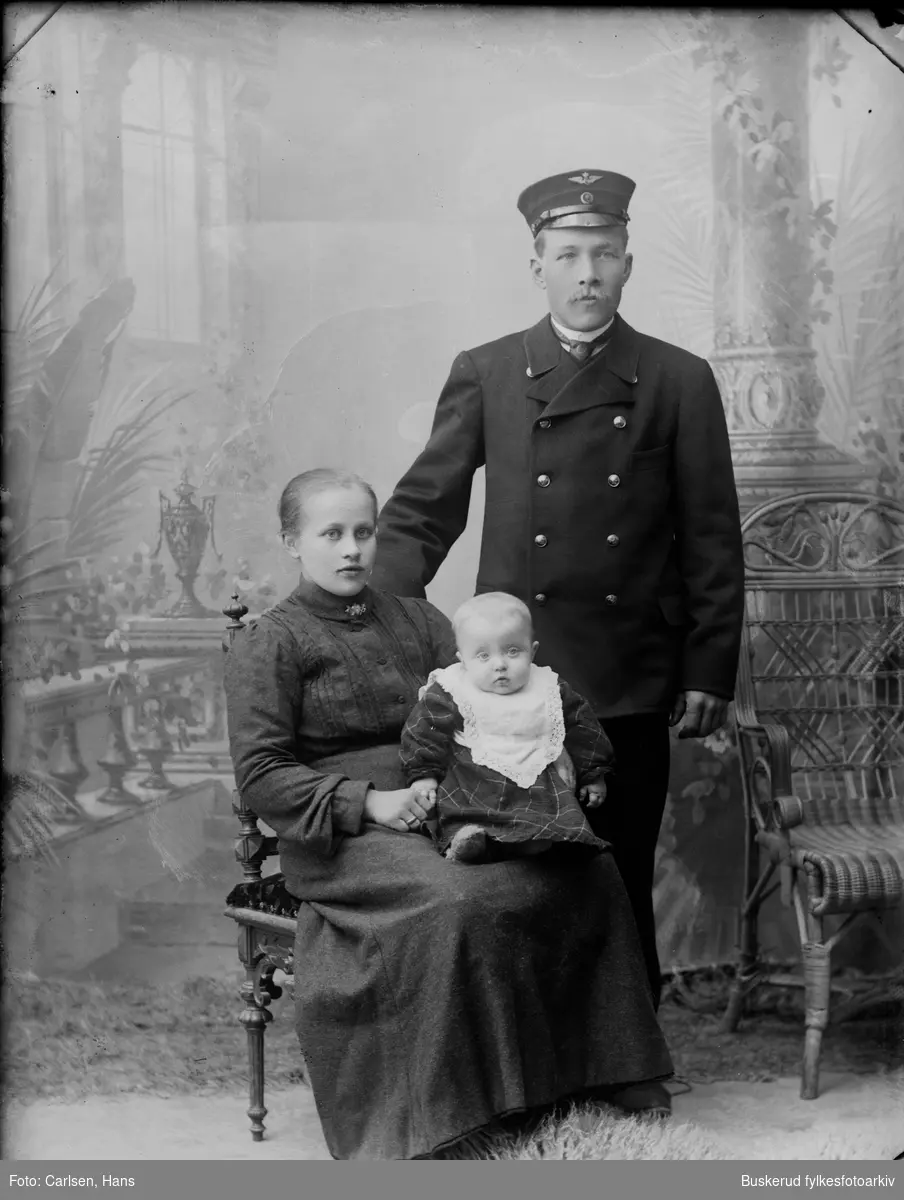 Hans Edvardsen f.1876-03-04. med sin famile.Fra  Randsfjord. Banevogter ved statsbanene. Randsfjordbanen