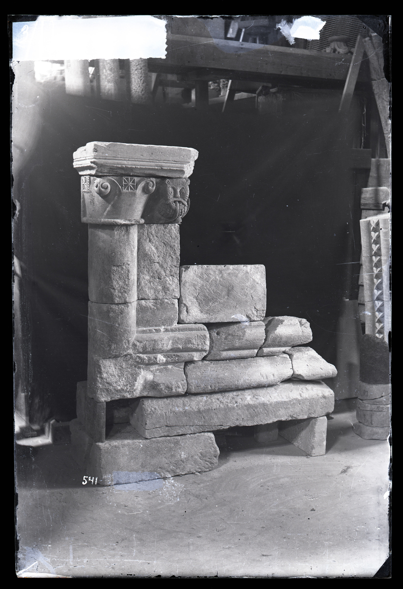 Steiner funnet i hovedtårnet i Nidarosdomen. Skulptur av en ugle i kamp med en drage på et voluttkapitel. Romansk arkitektur, mulig rest fra Olav Kyrres kirke.