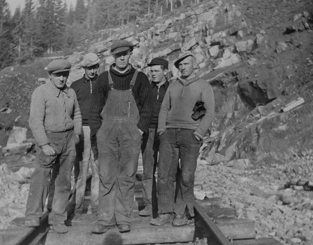 Gruppebilde, arbeidere i Elsfjord, under bygginga av jernbanen.