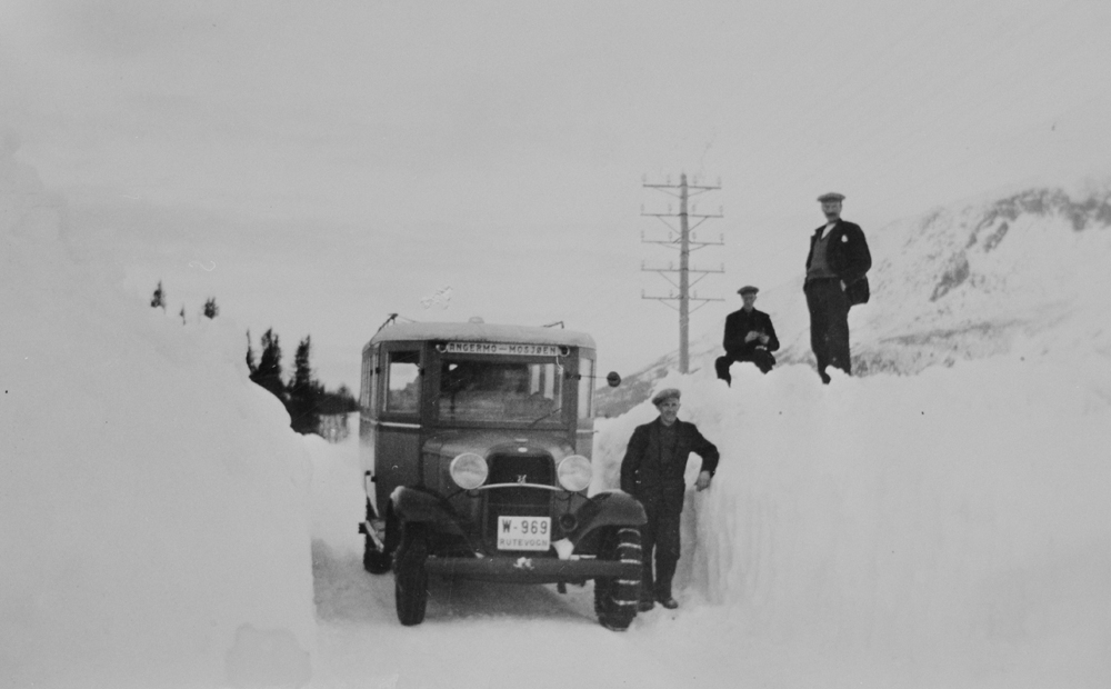 Rutebilen Angermo-Mosjøen på vinterføre i Mjåvassbygda. En av karene er sannsynligvis Ola Hatten.