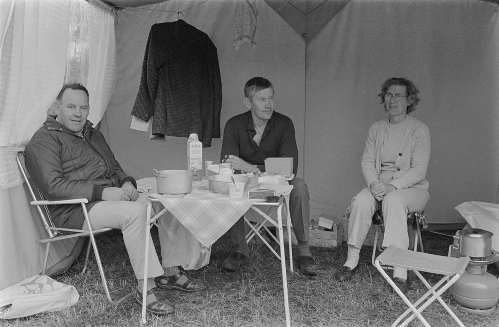 Svenske campingturister sittende i telt.
