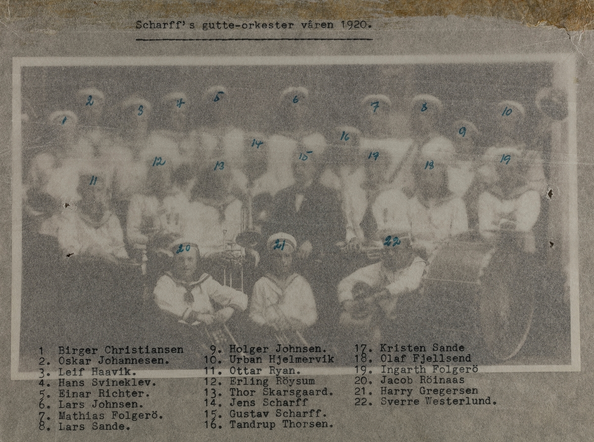 Gruppebilder - Scharffs gutteorkester våren 1920.
