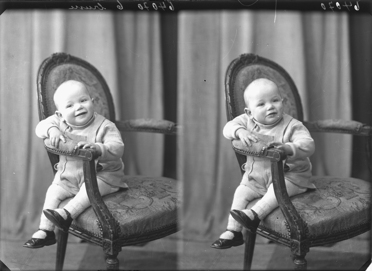 Portrett. Liten gutt i lyse klær sittende i en brodert stol. Bestilt av Karoline Hognestad. Henrik Ipsengt. 45