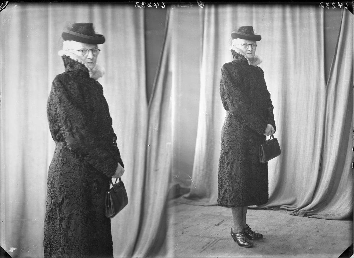 Portrett. Voksen kvinne med briller i lang mørk pels og hatt. Bestilt av Fru Sigvald Lie.