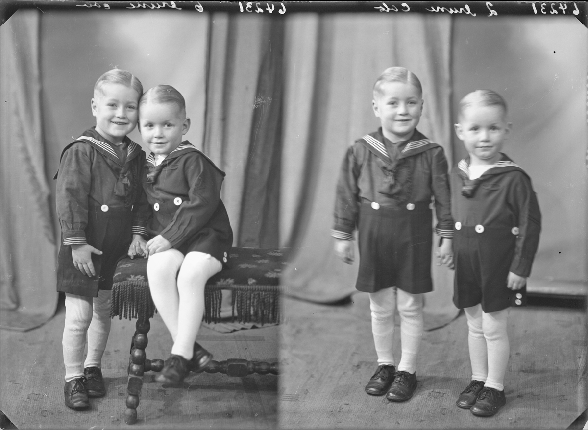 Gruppebilde. Familiegruppe på to. To unge lyshårede gutter i marineuniform med korte bukser og hvite sokker. Brødre. Bestilt av Magne Revheim. Solvang.