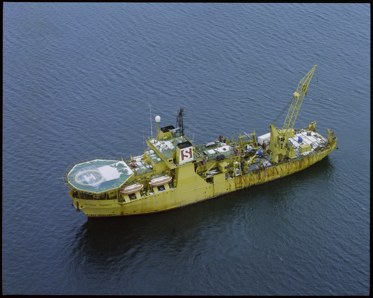 Flyfoto av dykkerservice-skipet "Seaway Condor" på sjøen.