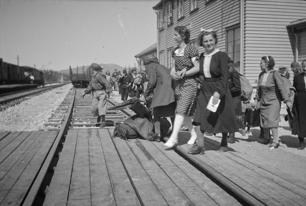 Togpassasjere ved jernbanestasjonen på Majavatn.