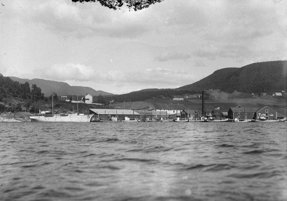 Halsøykaiet med Nesbruket sett fra fjorden. Mange forskjellige båter ved kai. Til venstre en gammel seilskute med navnet Bethelskib, misjonsbåt?
