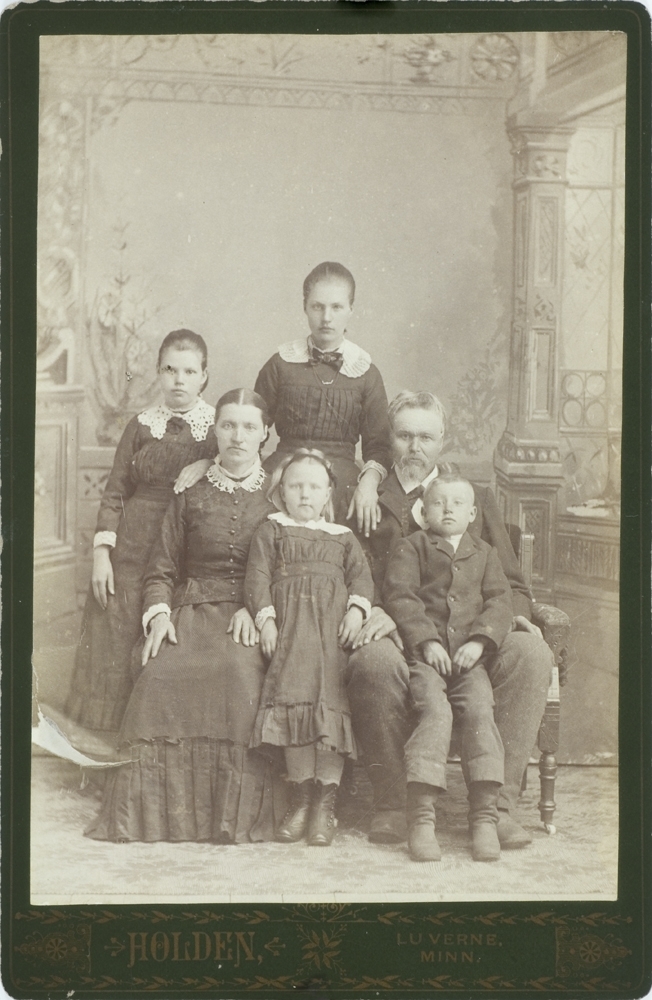 Familiebilde fra USA. Fotograf Holden Lu Verne, Minn. 1888 eller senere.