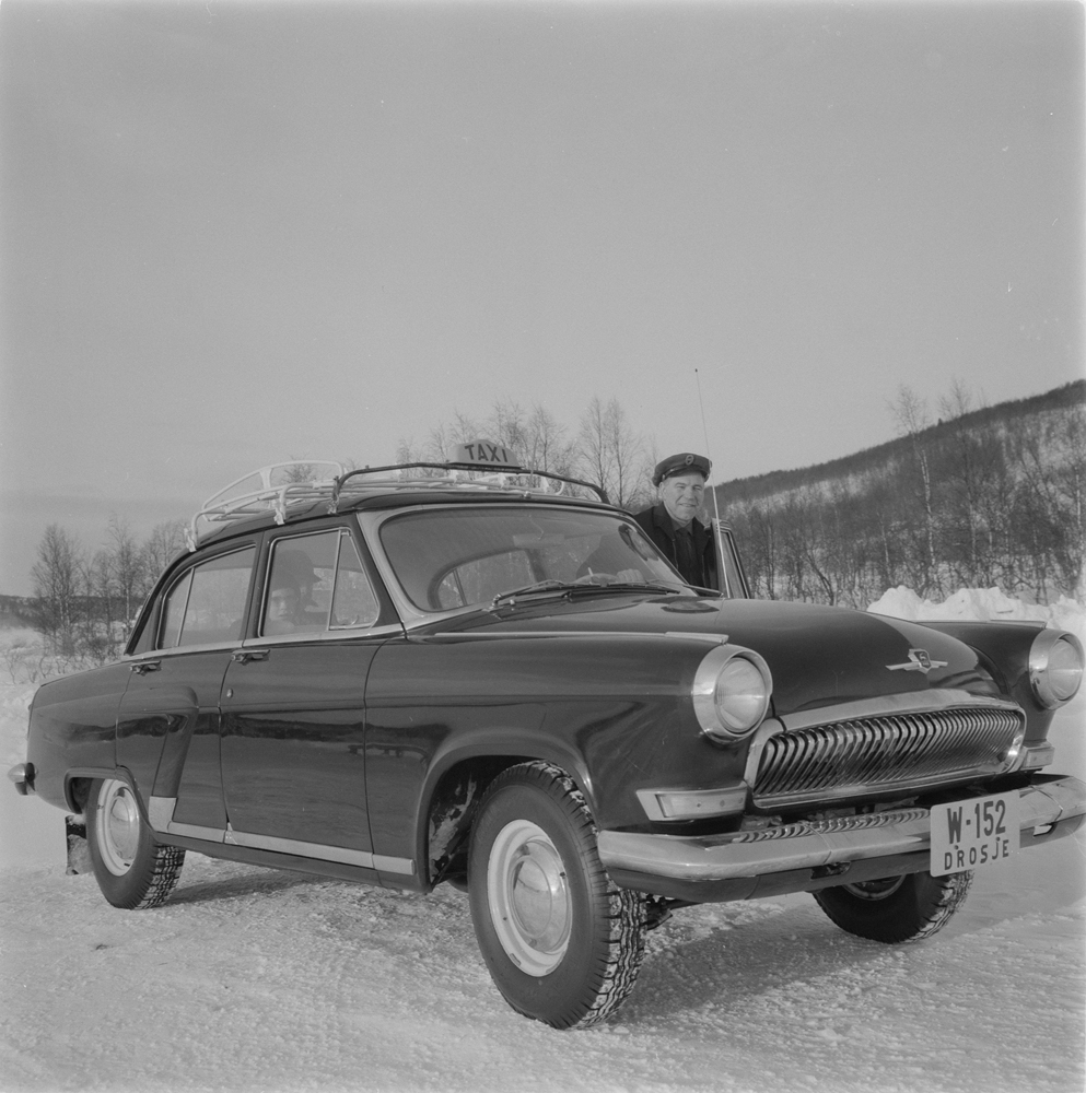 Drosjesjåfør med bil W152. Volga 1962-modell. - Helgeland Museum ...